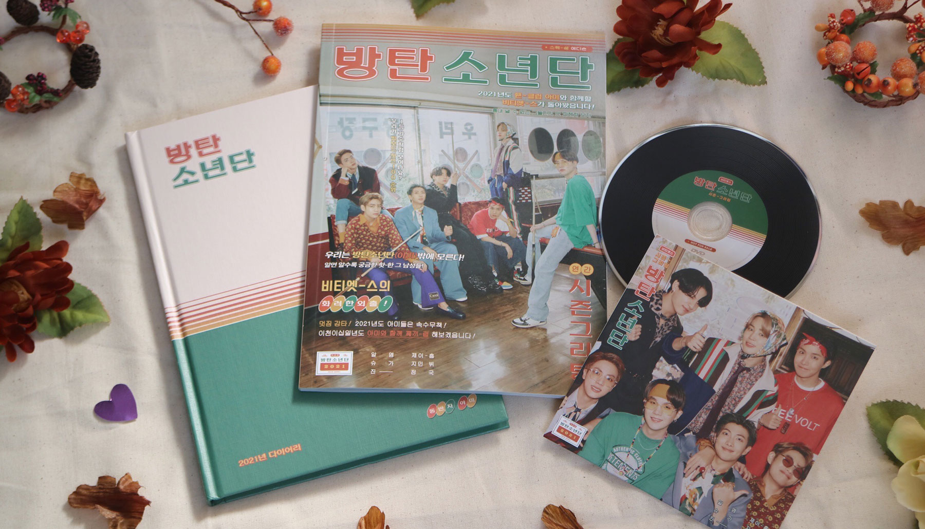 BTS(防弾少年団)の2021 SEASON'S GREETINGS は、80年代のアイドル風デザインに仕上げられたニュートロなファンボックスセット