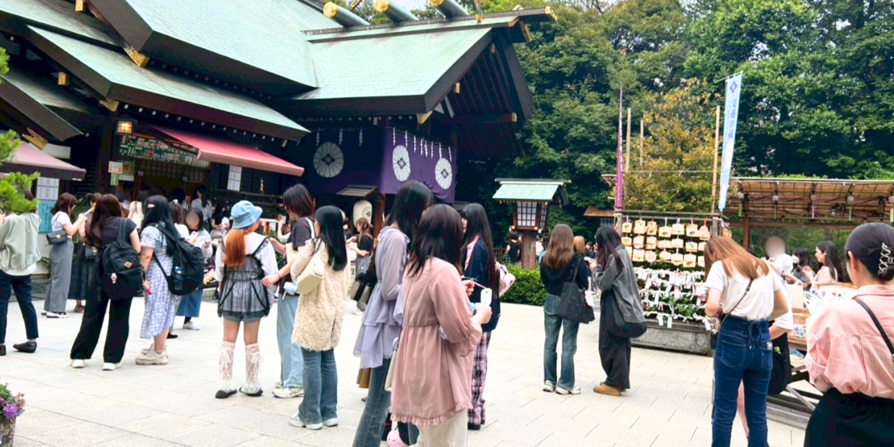 参拝者の多くは、恋愛成就や推しとの縁を願う女子