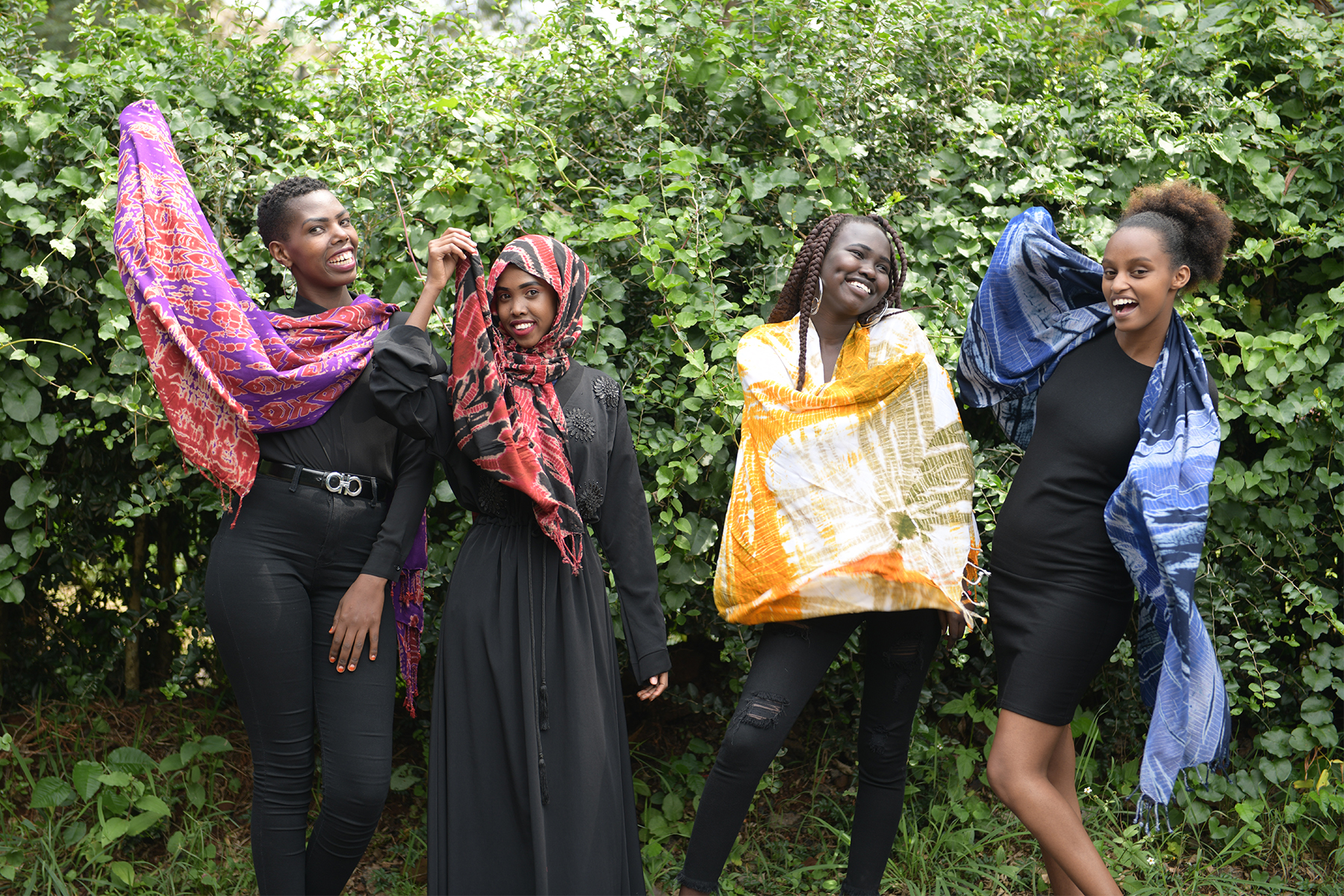 アフリカ布をまとった女性たち