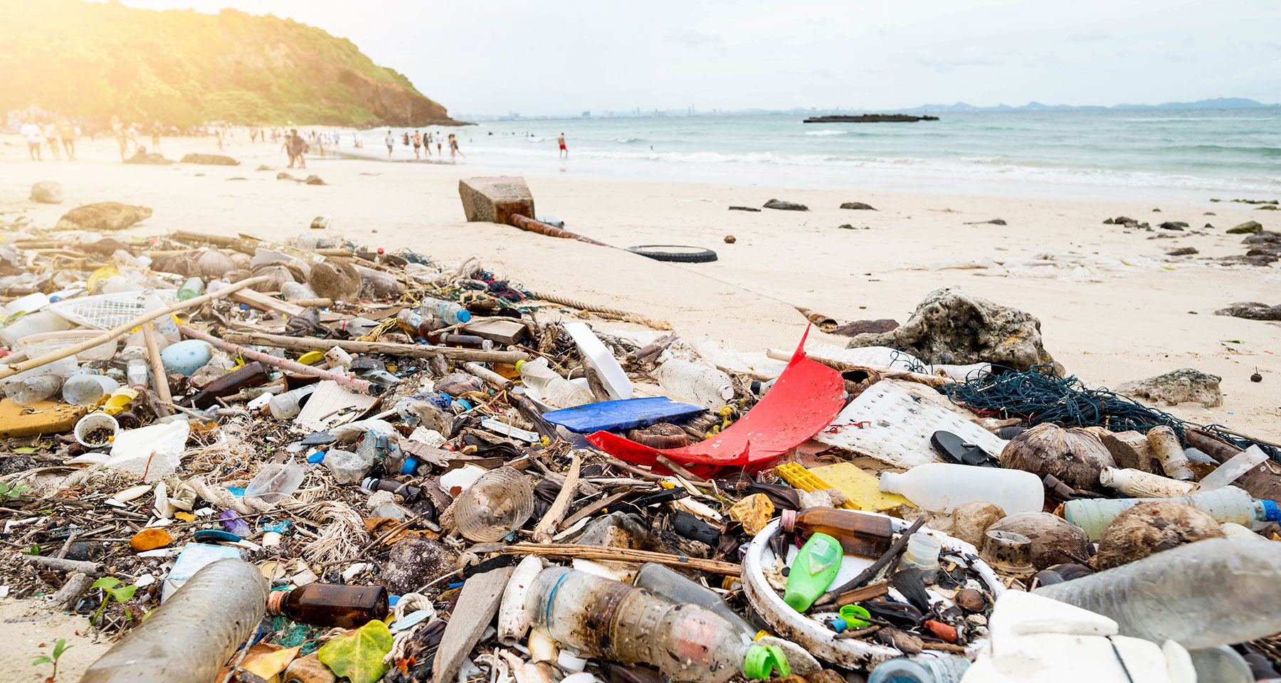 プラスチックごみに新たな価値を与える 100%リサイクルプラスチックグッズ